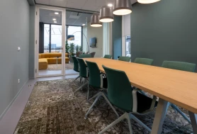 Мебель для переговорной комнаты: как выбрать комфорт и статус